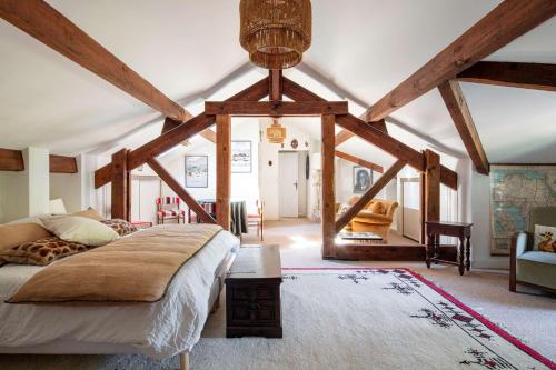 a bedroom with a large bed in a room at Réf 143 Seignosse Estagnots, Villa" Assouinde" classée 4 étoiles avec Wifi pour 9 personnes au calme à proximité de la plage in Seignosse