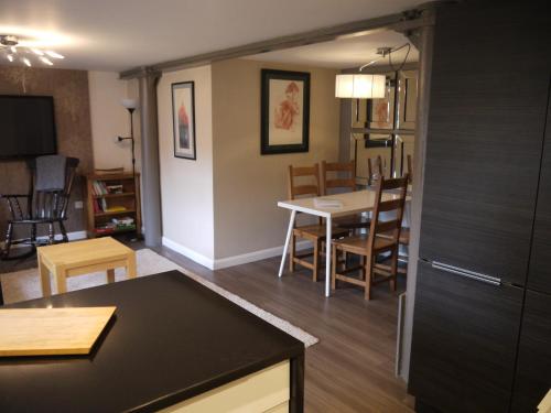 Ruang duduk di Old Brewery home with pool and gym access