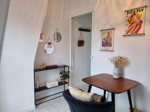 a dining room with a table and a chair at Appartement cosy Notre-Dame in Paris