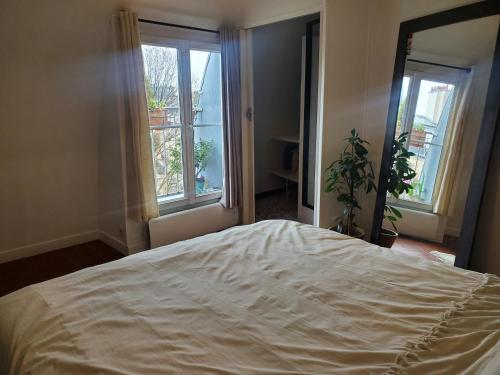 Un pat sau paturi într-o cameră la Appartement cosy Notre-Dame