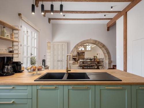 una cocina con fregadero y encimera en Casa Benedetta, en La Canea