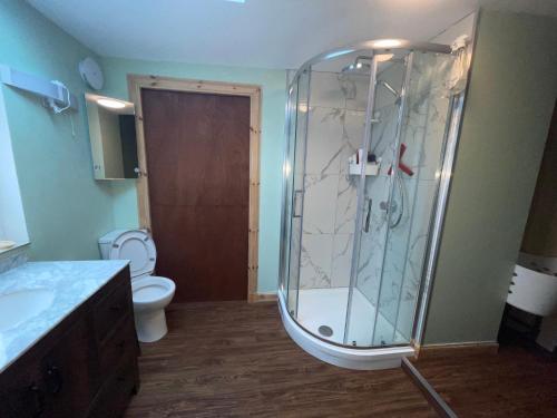 łazienka z prysznicem i toaletą w obiekcie Lovely double room in very good area w Edynburgu