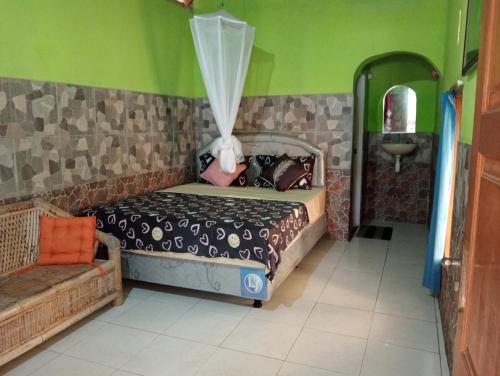 um quarto com uma cama e um lavatório em Pelangi Homestay Bungalow Gili gede em Sekotong