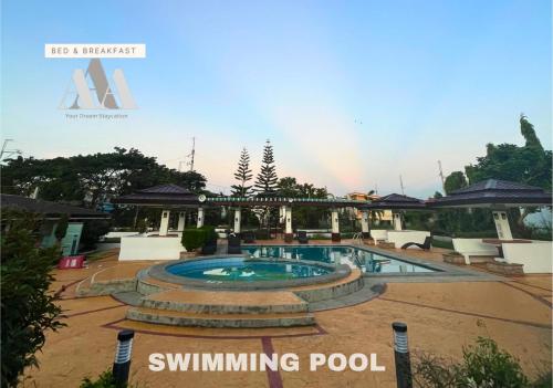 una piscina nel centro di un resort di AAA Bed & Breakfast a General Trias