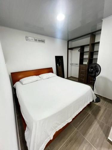een slaapkamer met een groot wit bed in een kamer bij Aparta estudio en Acacias - Meta in Acacías