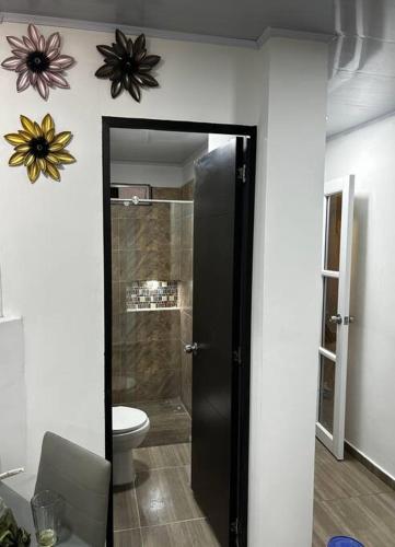 een badkamer met een douche en een toilet in een kamer bij Aparta estudio en Acacias - Meta in Acacías