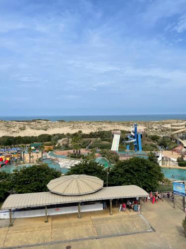 - une vue sur un parc aquatique avec une aire de jeux dans l'établissement Réf 392 Seignosse océan , appartement VUE MER, proximité immédiate de la plage Idéal famille 4 personnes, à Seignosse