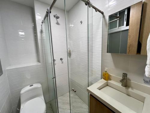a bathroom with a shower and a toilet and a sink at Apto cerca Malecón, Plaza Principal, Plazoleta Zocalos, a 8 min de la Piedra del Peñol, GRATIS PARQUEADERO!!! in Guatapé