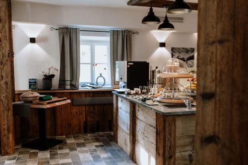 eine Küche mit Arbeitsflächen aus Holz und einer Arbeitsplatte in der Unterkunft Bed and Breakfast - Das Schutzhaus - Dein Basislager im Salzkammergut in Bad Aussee