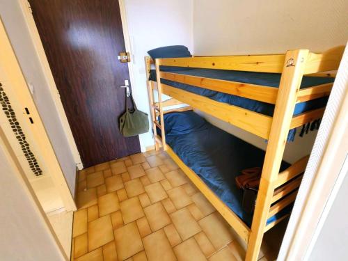 Cette petite chambre dispose de lits superposés et d'un couloir. dans l'établissement Studio climatisé avec piscine et parking à 20m de la mer - FR-1-607-75, au Cap d'Agde