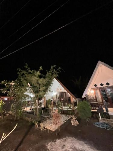 a night view of a group of buildings at Meno Melani guesthouse in Gili Meno