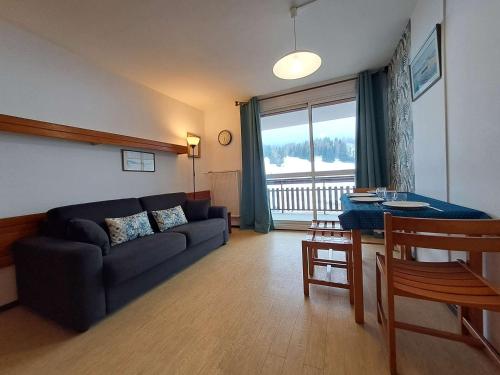 un salon avec un canapé et une table dans l'établissement Studio cosy - 4 pers, proche télésiège, parking, Wifi, animaux admis - FR-1-525-239, à Saint-Étienne-en-Dévoluy