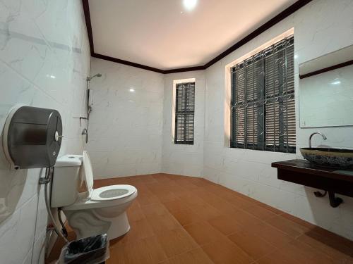 uma casa de banho com um WC e um lavatório em Monsane villa em Luang Prabang