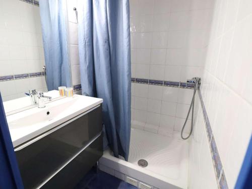 une salle de bain avec un lavabo et une douche dans l'établissement Appartement 2 pièces, 6 pers, proche plage, animaux acceptés, parking - FR-1-307-247, au Grau-du-Roi