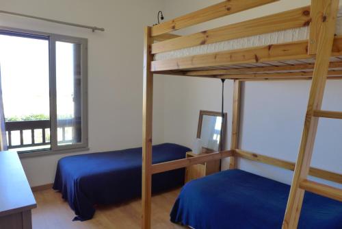 a bedroom with two bunk beds and a desk at Réf 392 Seignosse océan , appartement VUE MER, proximité immédiate de la plage Idéal famille 4 personnes in Seignosse