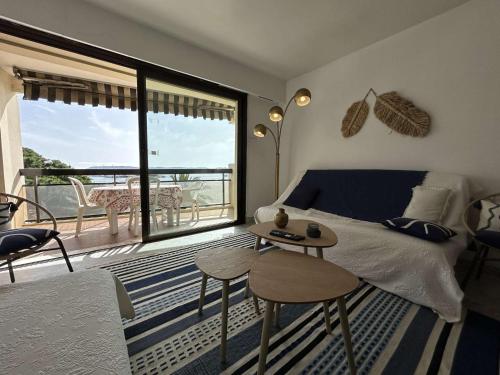 une chambre avec un lit et une vue sur un balcon dans l'établissement Appartement 2 pièces Sainte-Maxime proche plage avec parking et climatisation - FR-1-226-533, à Sainte-Maxime