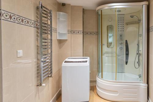 uma casa de banho com um chuveiro e um WC. em Appartement Luxueux à Hydra em Hydra