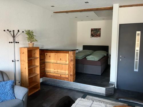 een kamer met een bed en een bureau in een kamer bij Jenszu Ferienwohnung in Balingen