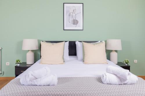 Un pat sau paturi într-o cameră la Appartement Luxueux à Hydra