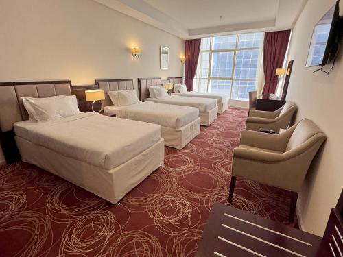 麥加的住宿－Al Rayyan Towers 4，大型酒店客房,配有两张床和椅子