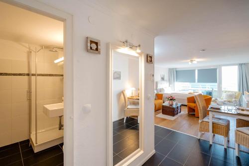ヴェスターラントにあるFerienwohnung Sternenlichtのバスルームとリビングルームが備わる客室です。