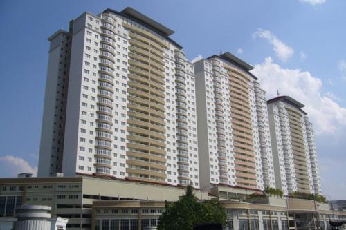 un grand immeuble avec de nombreuses fenêtres dans l'établissement Monkey Mansion At Jalan Ipoh, à Kuala Lumpur