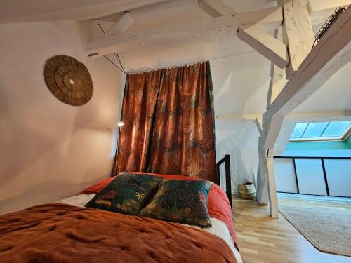 um quarto com uma cama e uma janela em Le Sully, gîte aux portes de la Sologne em La Ferté-Saint-Aubin