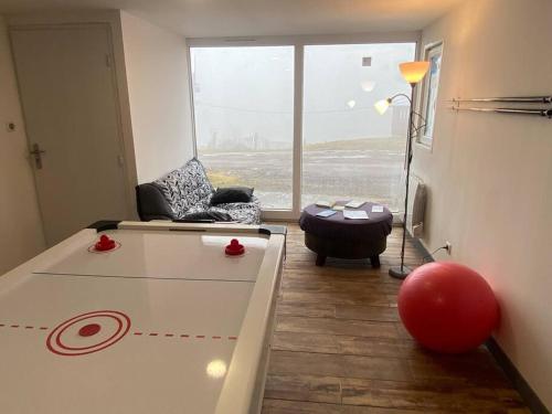 un salon avec une table de ping-pong dans l'établissement Chalet Rouge Gazon Site Naturel Classé, à Saint-Maurice-sur-Moselle