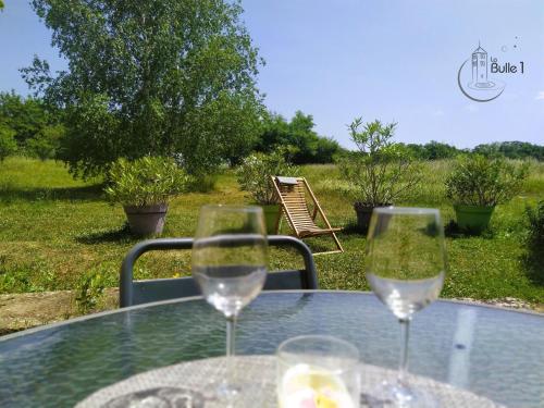 zwei Gläser Weißwein auf dem Tisch in der Unterkunft la bulle de Chapaize in Chapaize
