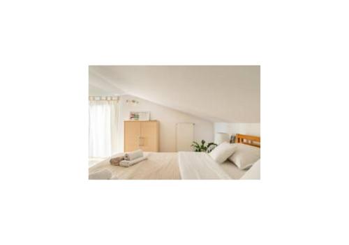 MARENO في Sveta Nedjelja: غرفة نوم بيضاء مع سرير مع وسادتين