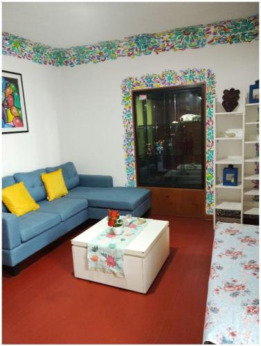 salon z niebieską kanapą i stołem w obiekcie Casa San Francisco w Cuzco