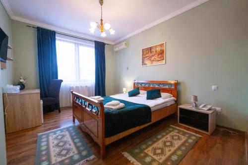Ένα ή περισσότερα κρεβάτια σε δωμάτιο στο Pensiunea Koronka