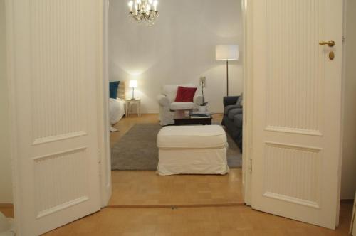 Completely Renovated Apartment Top 16 - Easy Self Check in