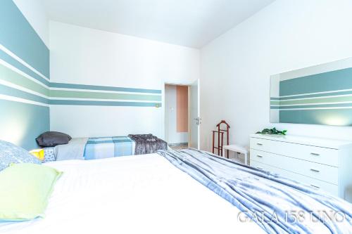 una camera da letto con un letto bianco e una cassettiera di Gala158UNO Fair With Parking a Bologna