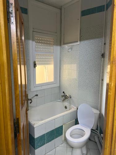 a small bathroom with a toilet and a bath tub at ستوديو فينيسيا in Sfax