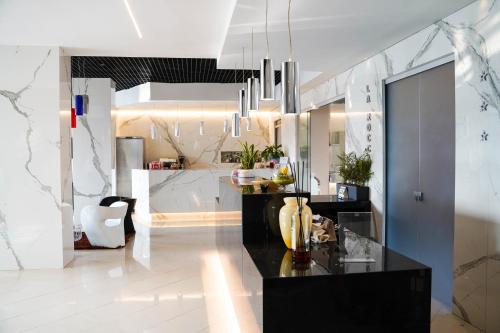 a kitchen with a black counter in a room at Hotel La Rocca in Nogarole Rocca
