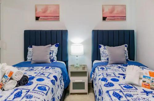 Duas camas sentadas uma ao lado da outra num quarto em Helios luxurious condo at Caleta em La Romana
