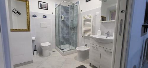 B&B Il Geranio في جيتا: حمام مع دش ومرحاض ومغسلة