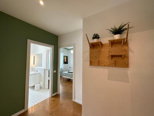 een hal met een kamer met groene muren bij Green House Camerano in Camerano