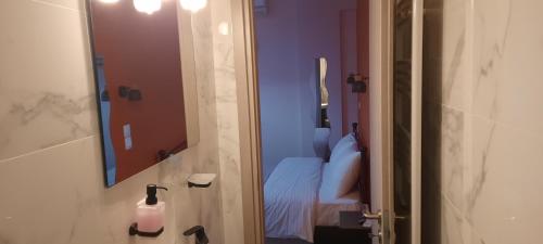 New Room1Ambelokipi Metro Airport Line