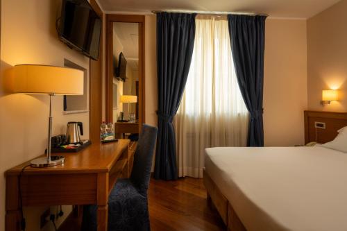 Llit o llits en una habitació de Hotel Iris