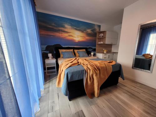 um quarto com uma cama com um quadro na parede em Katy em Krk