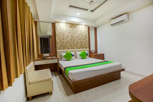 een slaapkamer met een bed, een tafel en een stoel bij Hotel Square Philip in Banūr