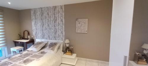 une chambre avec un lit blanc et un bureau dans l'établissement A l instant présent, à Brison-Saint-Innocent