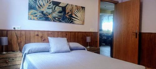 um quarto com uma cama e um quadro na parede em La casona del Pantano em Los Campos