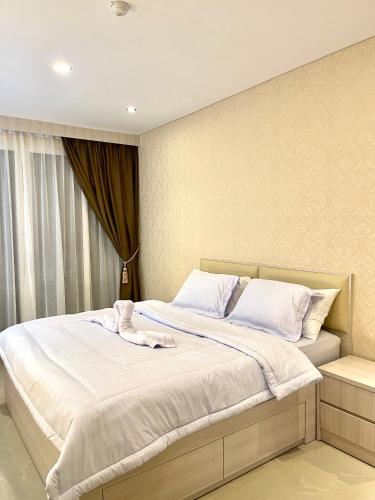 1 dormitorio con 1 cama grande con sábanas blancas en Apartment Nagoya Thamrin Tower A 12-22 en Nagoya