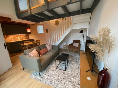 un salon avec un canapé et une table dans l'établissement Le426, charmante petite maison 2 chambres refaite à neuf, à Mouvaux