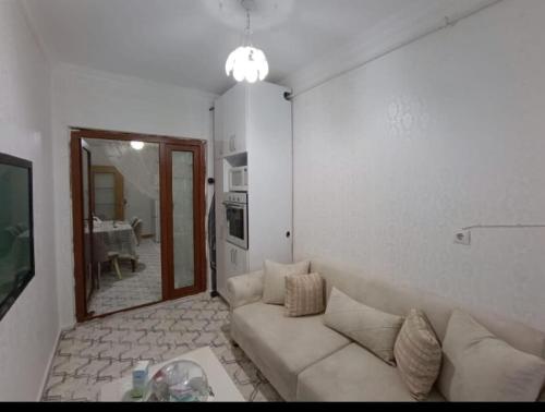KilisにあるMerkezi konumda aile için uygunのリビングルーム(ソファ、テレビ付)