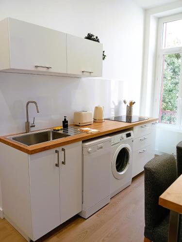 Kuchyň nebo kuchyňský kout v ubytování 101 - Appart rénové avec 1 chambre spacieuse - Tram et Clinique Mutualiste à 1 min