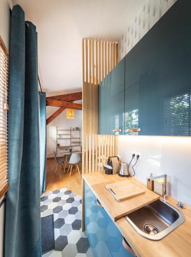 - une cuisine avec un comptoir en bois et un évier dans l'établissement Lovely little house with private garden in Paris, à Ivry-sur-Seine